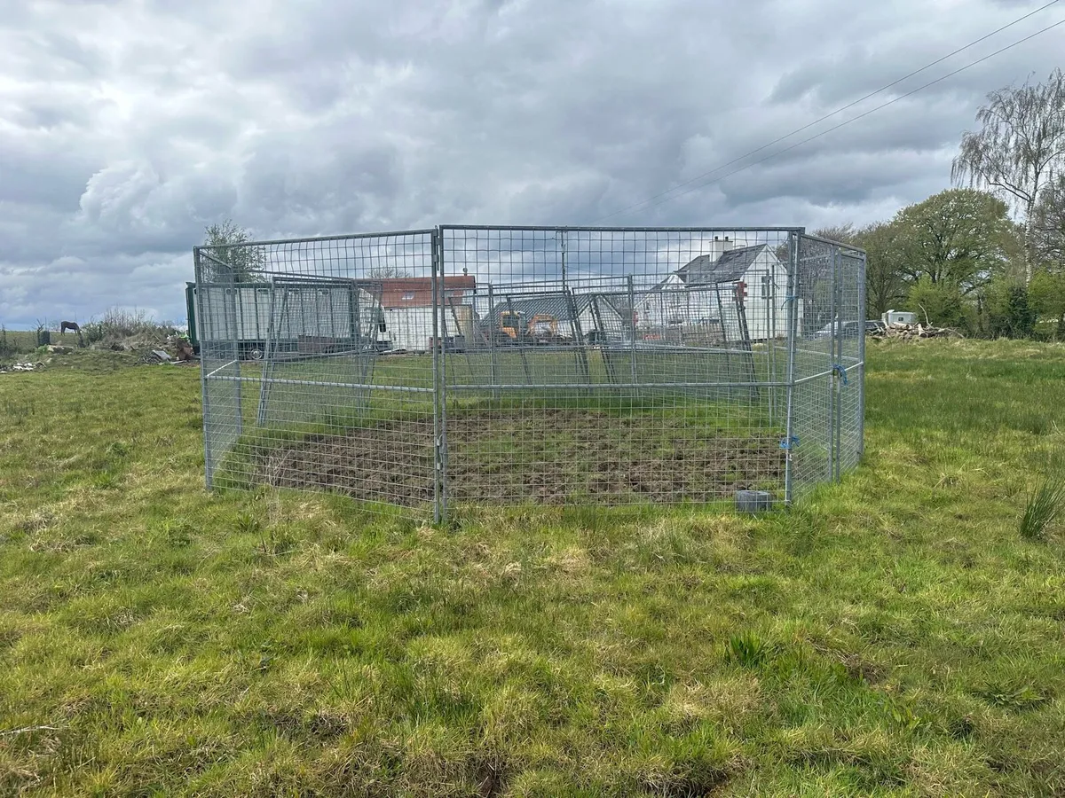 Clayton round turnout pen - Image 2