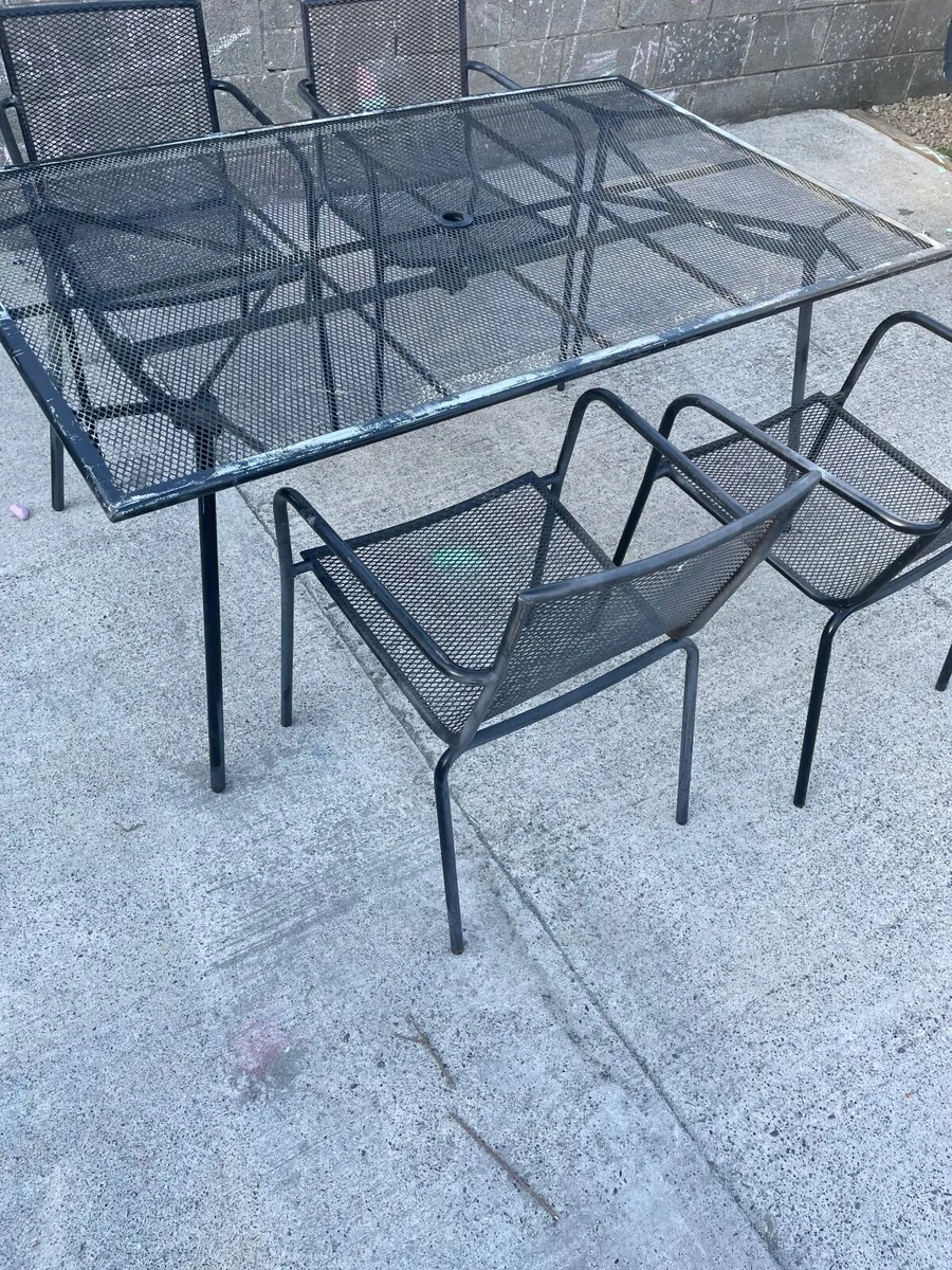 Garden table & chairs - Image 1