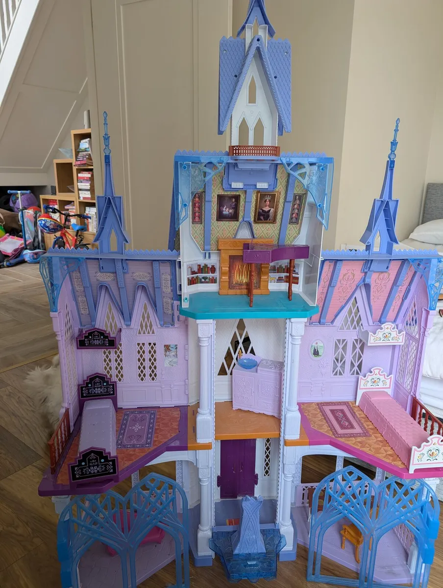 Frozen Dolls house - Image 1