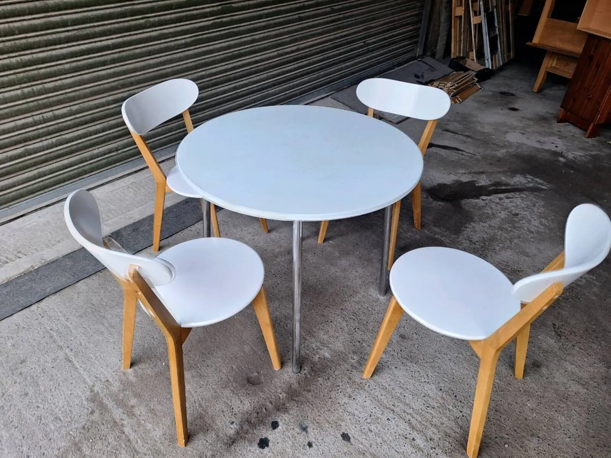 Round table with 4 chairs - Image 1