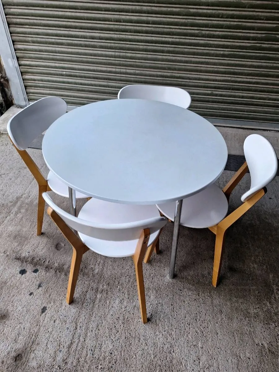 Round table with 4 chairs - Image 2