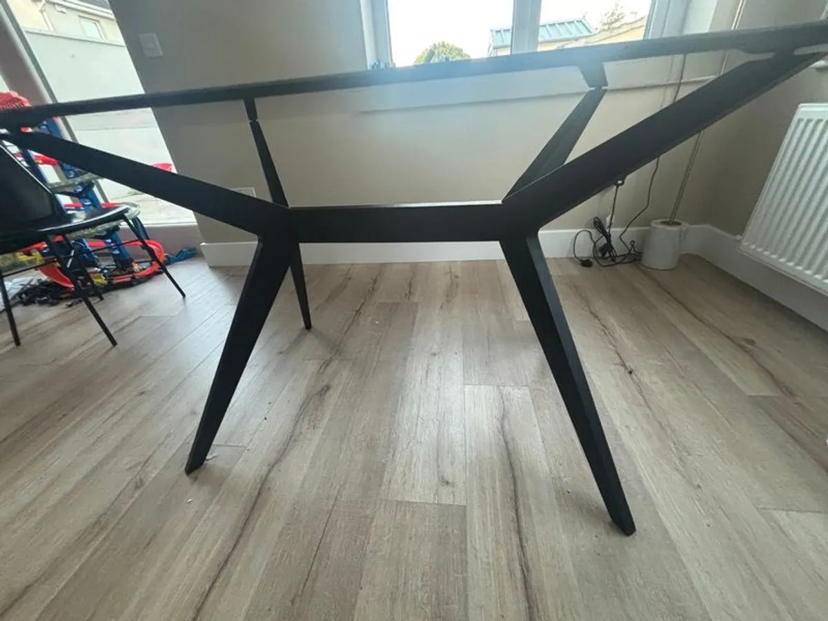 Calligaris Kent 4 seater dinning table - Image 3