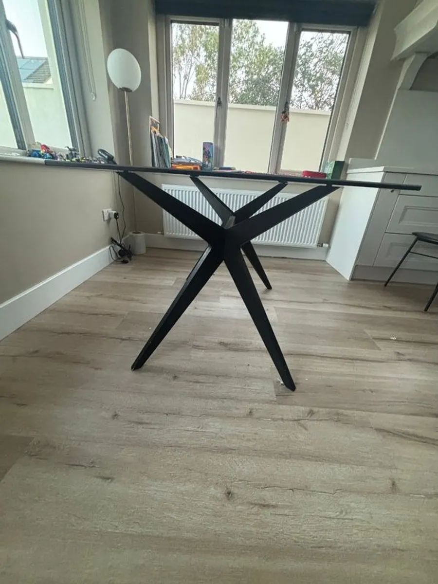 Calligaris Kent 4 seater dinning table - Image 2