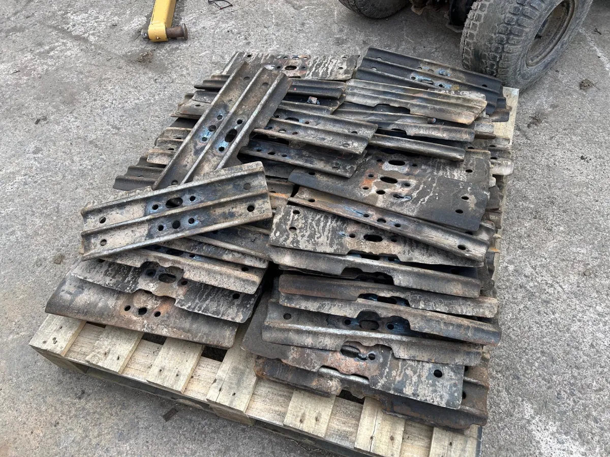 Full Set of 450mm Track Pads to Suit Hitachi Etc.. - Image 1
