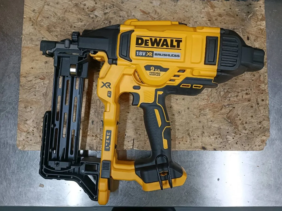 DeWalt dfs950 fencing stapler. Brand new