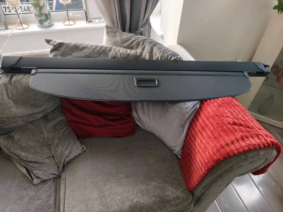 Genuine Audi Q7 booth blind - Image 1