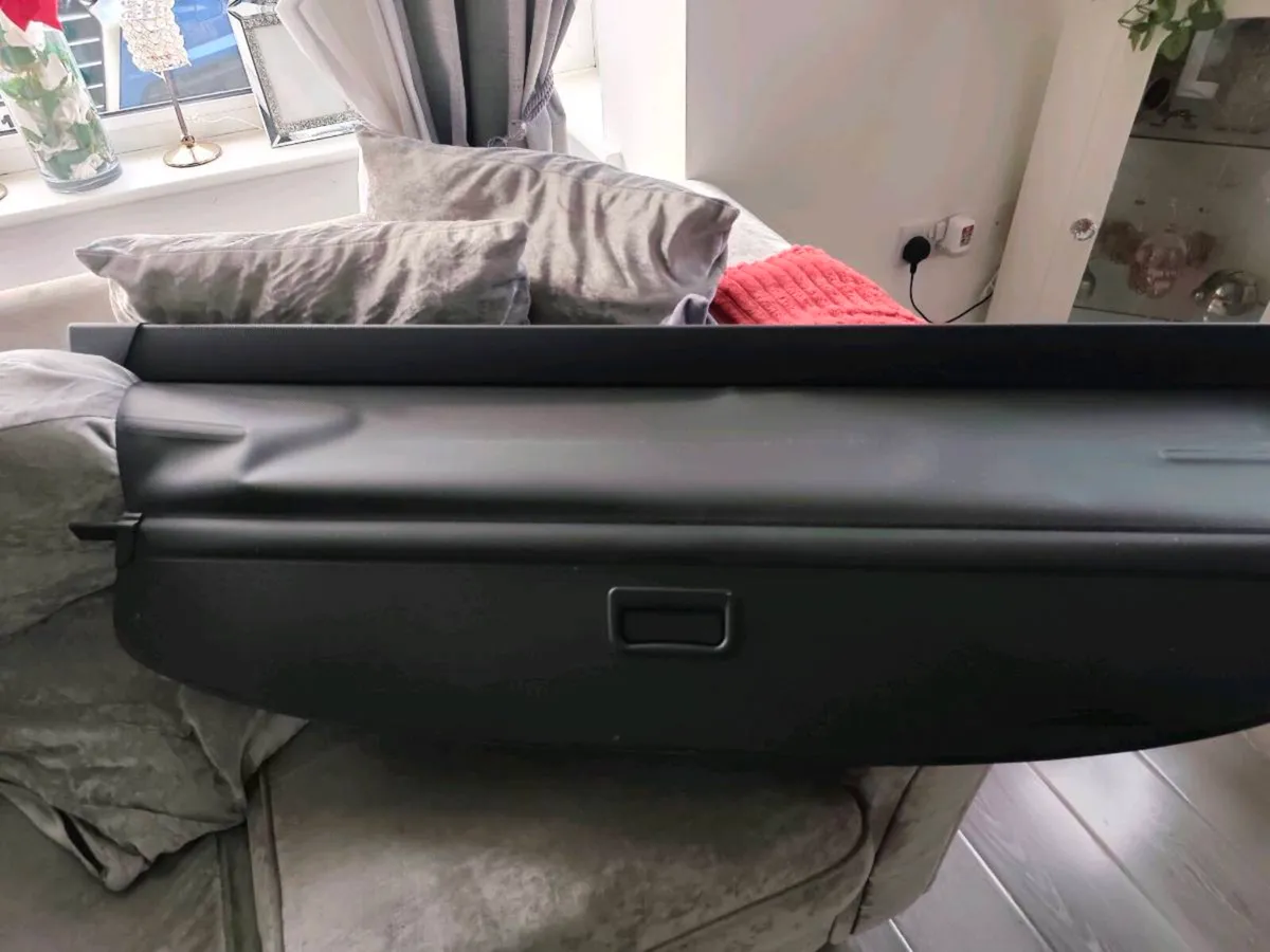 Genuine Audi Q7 booth blind - Image 2