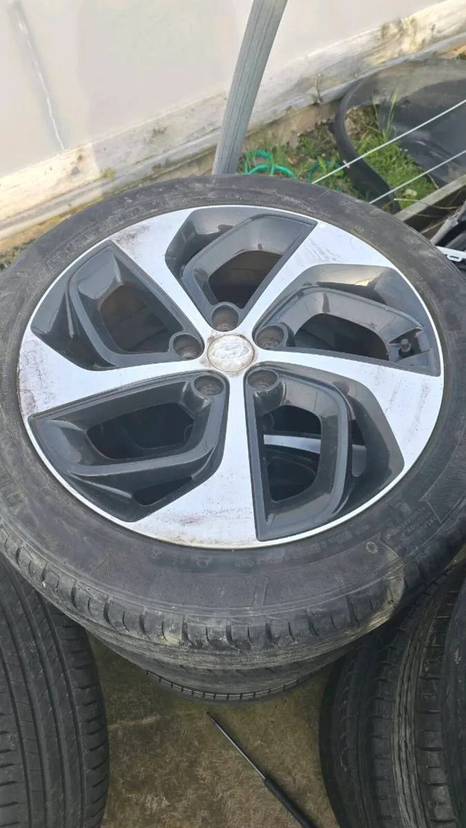 Tucson R19 245/45 - Image 1