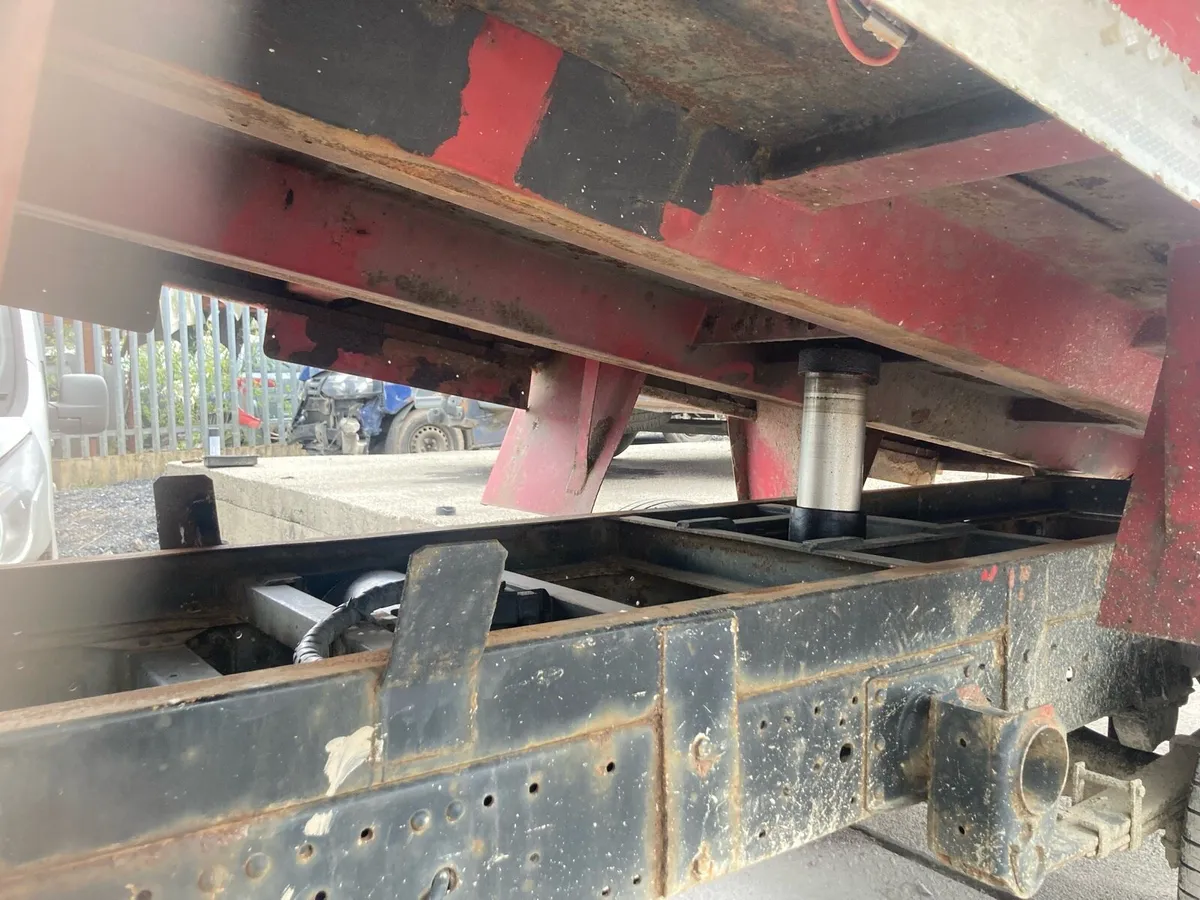 Tipper body with crane - Image 4