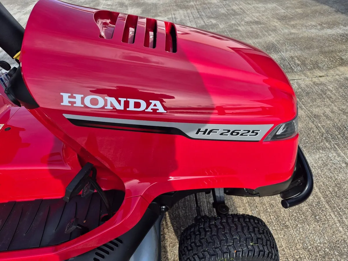Honda 2625 ride on lawnmower - Image 1