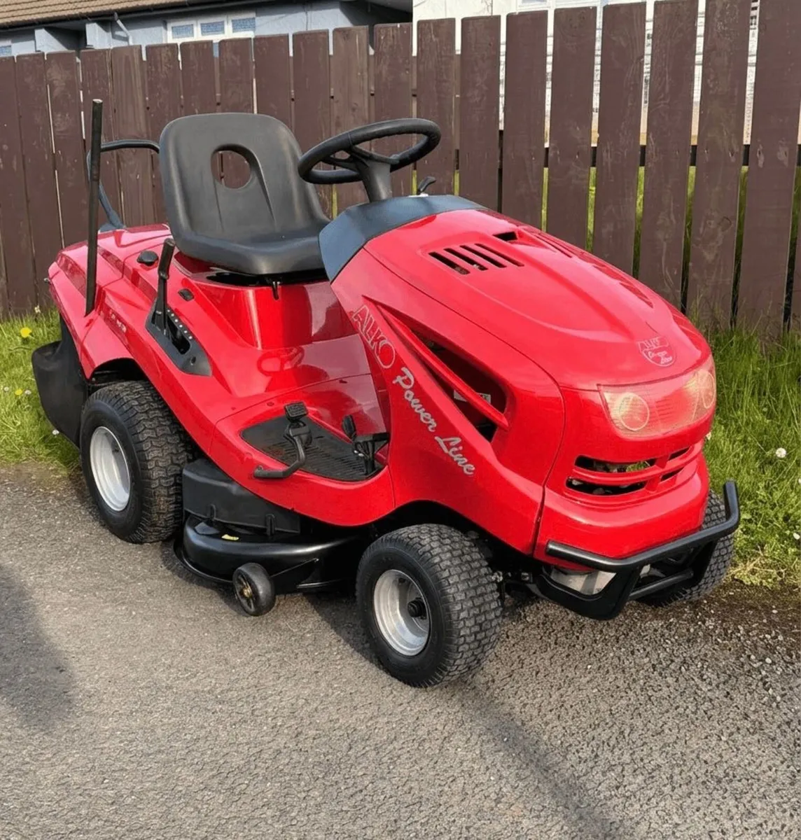 Ride on lawnmower - Image 1