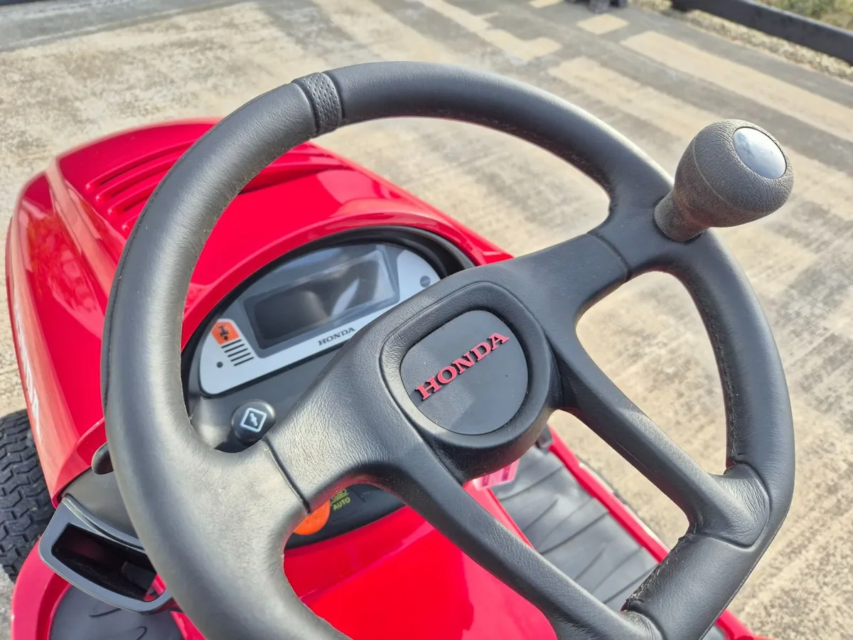 Honda 2625 ride on lawnmower - Image 3