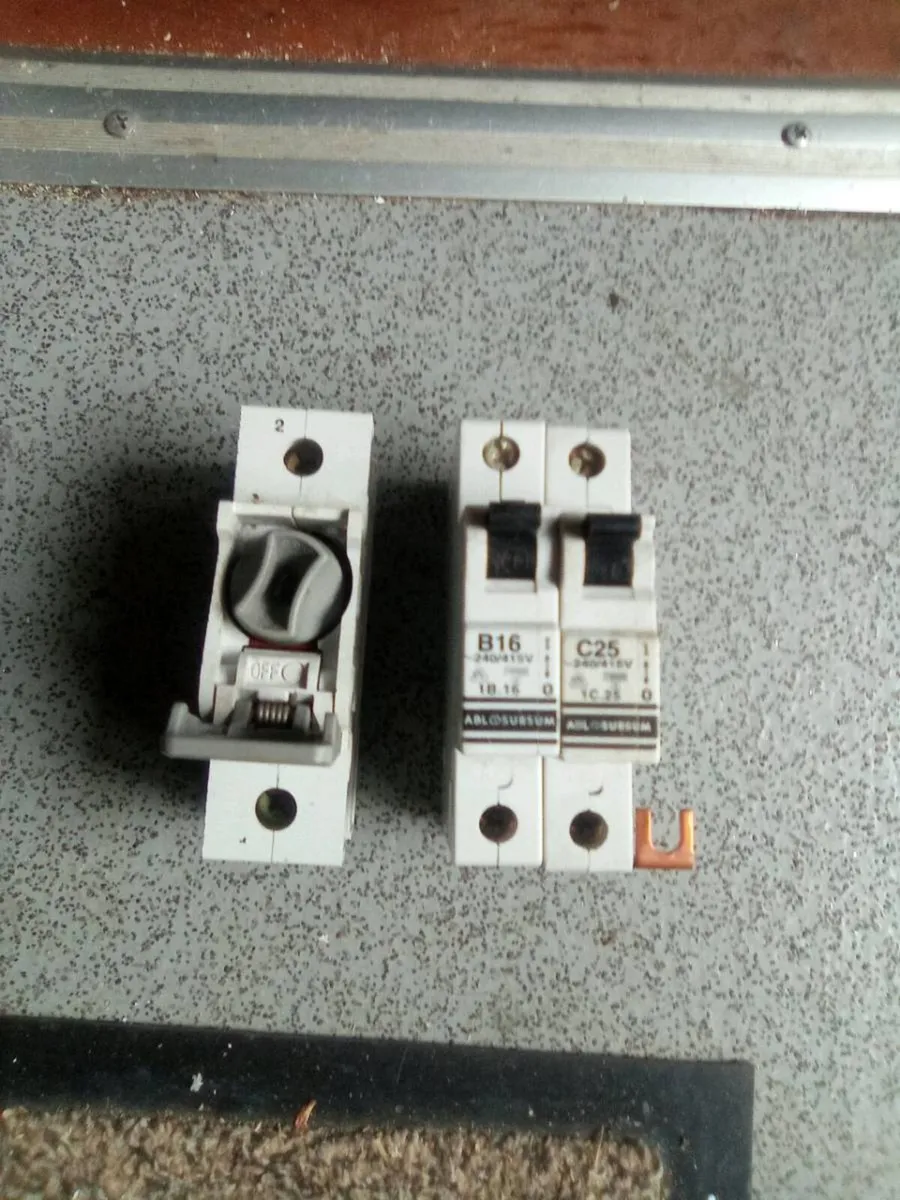 63. AMP. SWITCH. FUSE. AND. 2. CIRCUIT. BREAKERS - Image 2