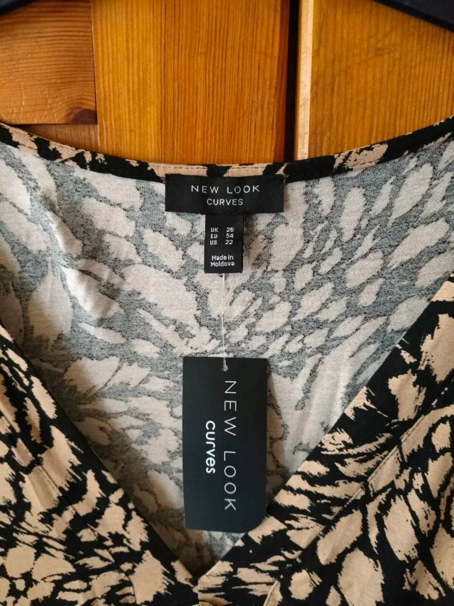 Ladies New look Curves Top, new with tags . Brown - Image 3