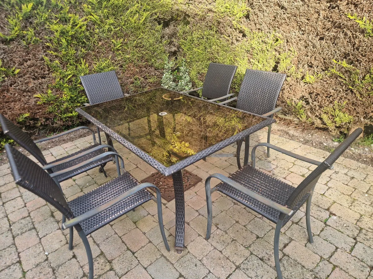 Garden table and chairs - Image 1