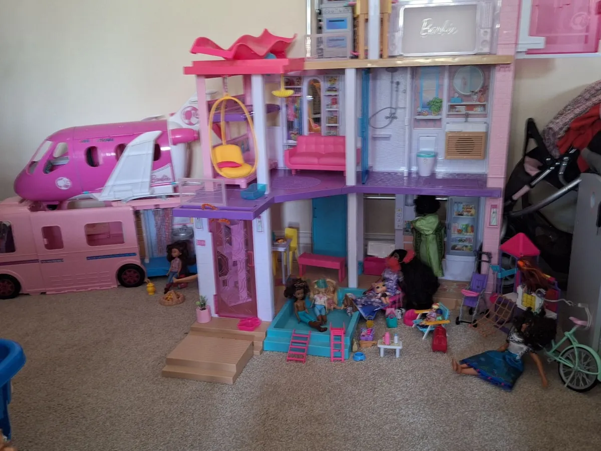 Barbie dreamhouse bundle - Image 1