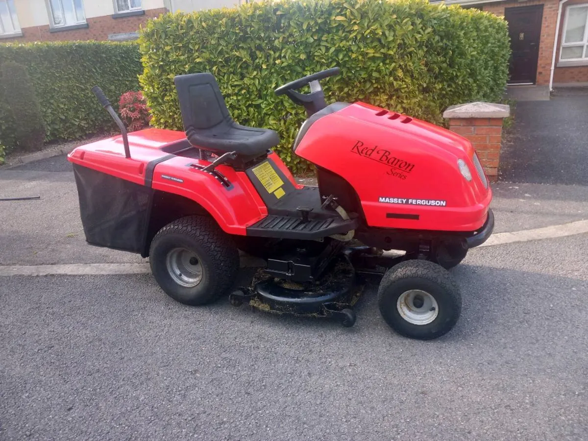 Ride on lawnmower - Image 1