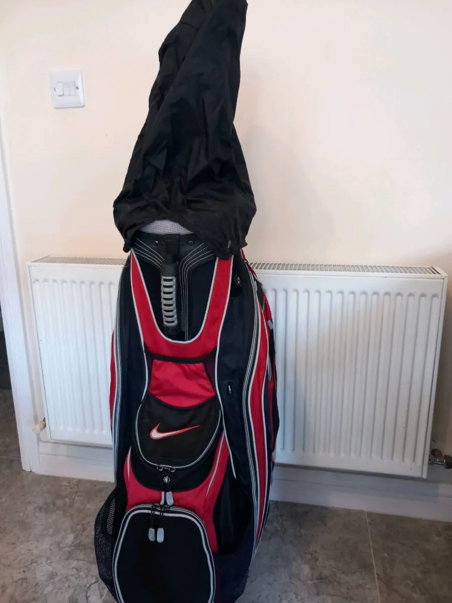 Nike golf bag with rain cover - Image 1