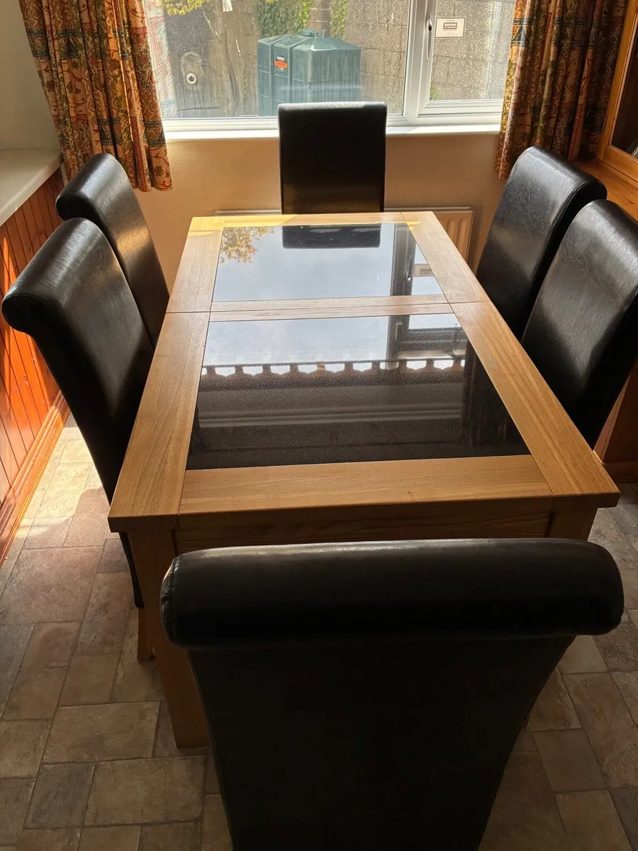 Table and chairs - Image 1