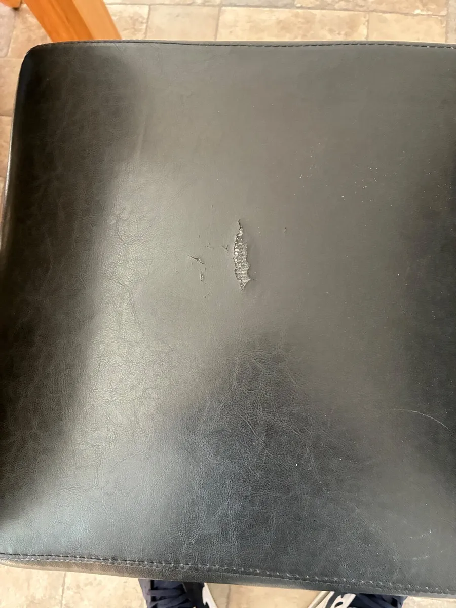 Table and chairs - Image 2