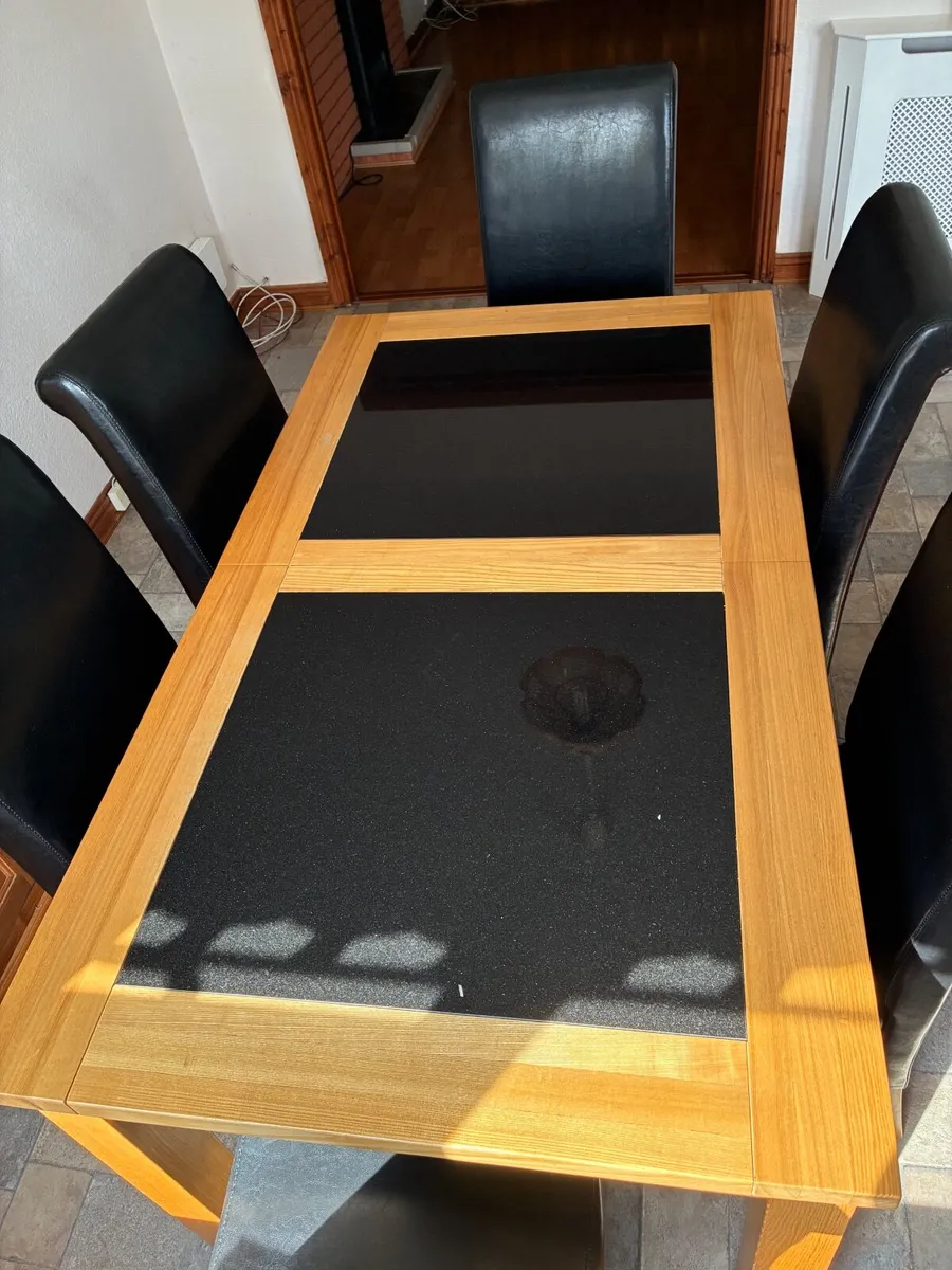 Table and chairs - Image 3