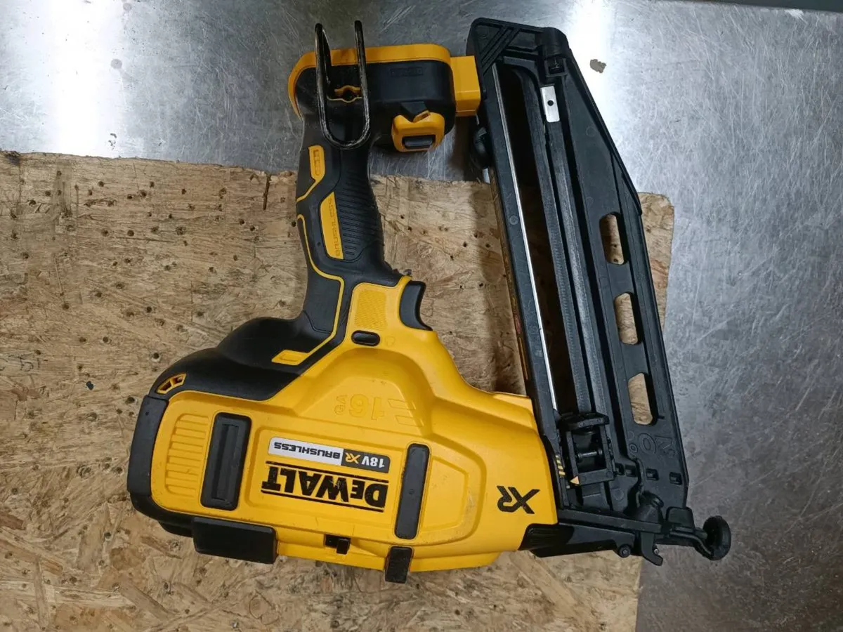 DeWalt dcn 660 16ga pin gun. Body only