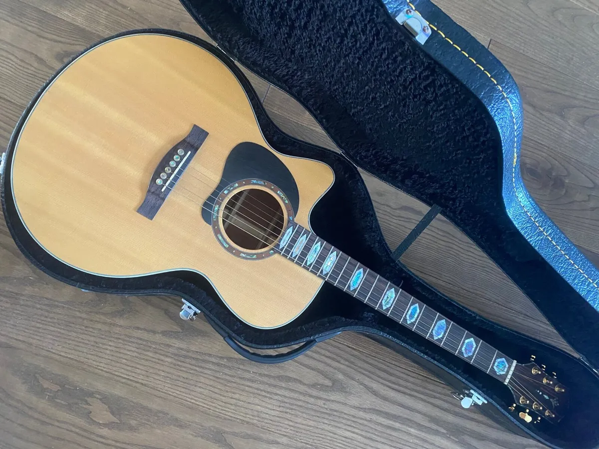 Left handed acoustic guitar - Image 1