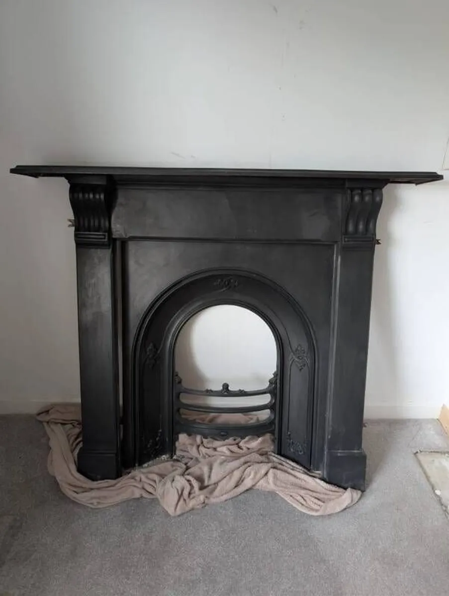 Victorian Cast Iron Mantelpiece & Insert - Image 1