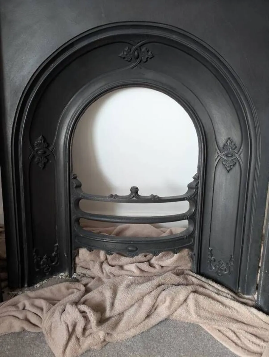 Victorian Cast Iron Mantelpiece & Insert - Image 2