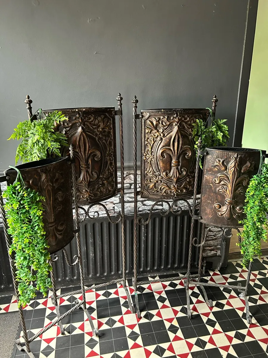 Fluer de lis verde planters - Image 1