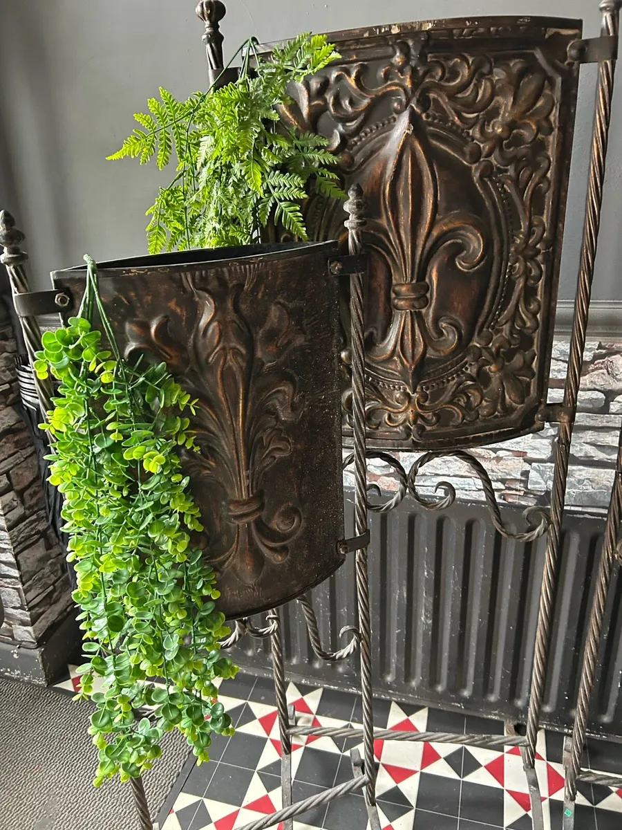 Fluer de lis verde planters - Image 2