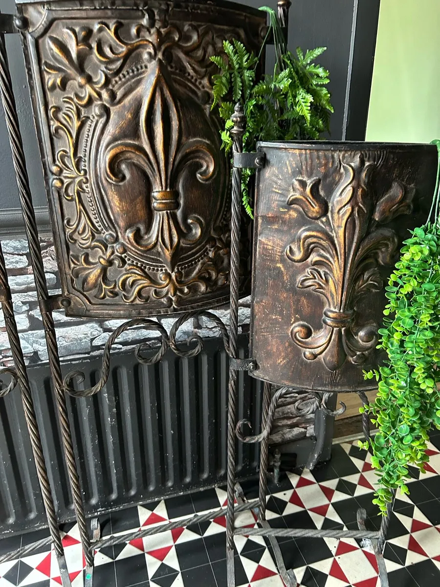 Fluer de lis verde planters - Image 3