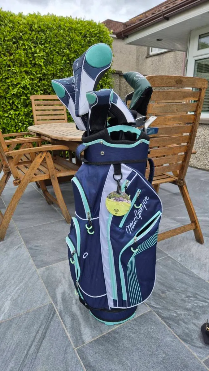 Ladies Golf Clubs and Bag. - Image 1