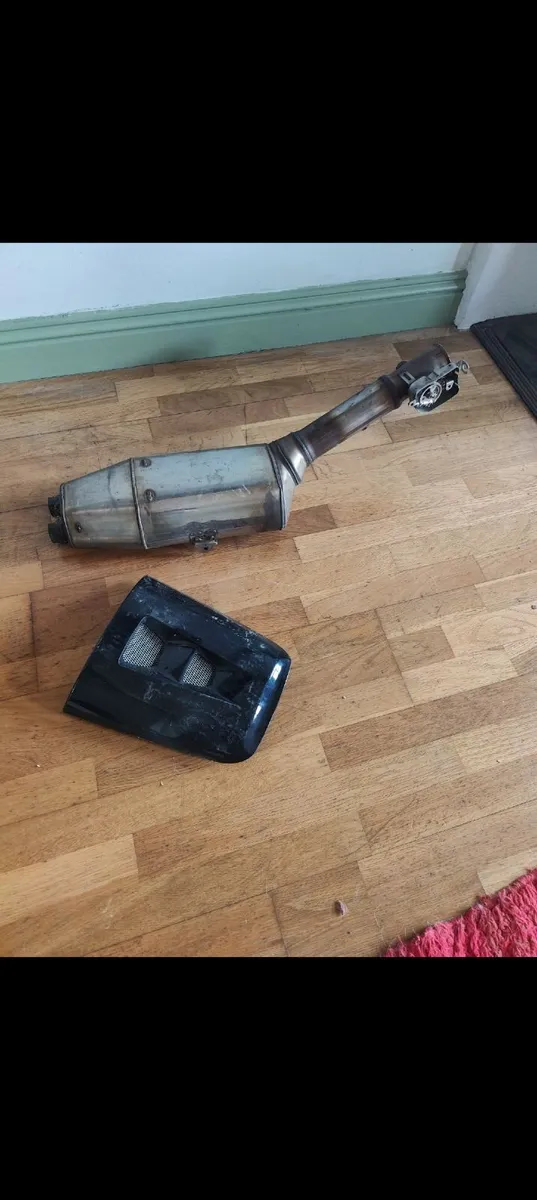 Garage clean out ,lots of old bike stuff - Image 4