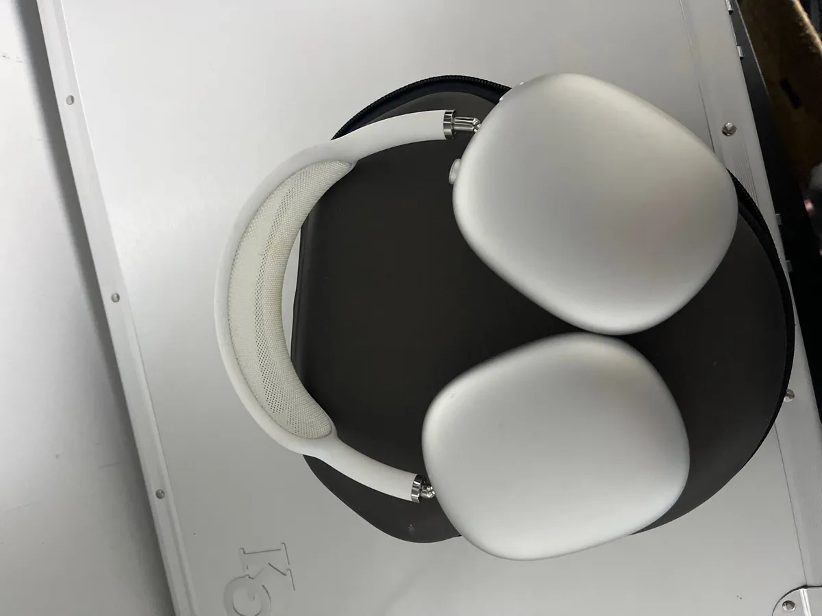 AirPod Max (Lightning) and travel case - Image 1