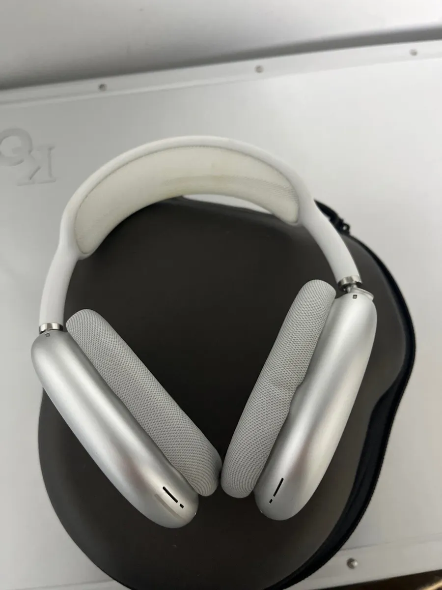 AirPod Max (Lightning) and travel case - Image 2
