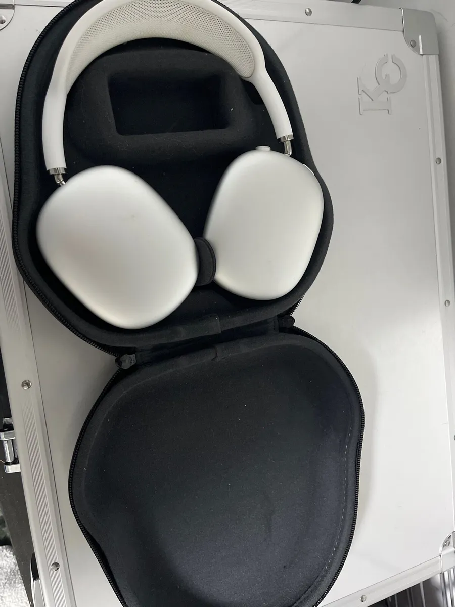 AirPod Max (Lightning) and travel case - Image 3