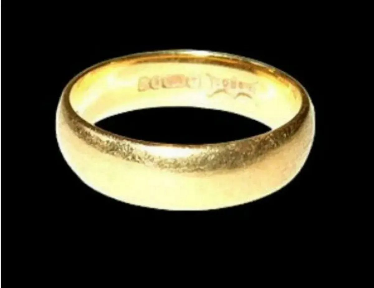 Vintage Hallmarked 18k Hallmarked Wedding Ring - Image 2