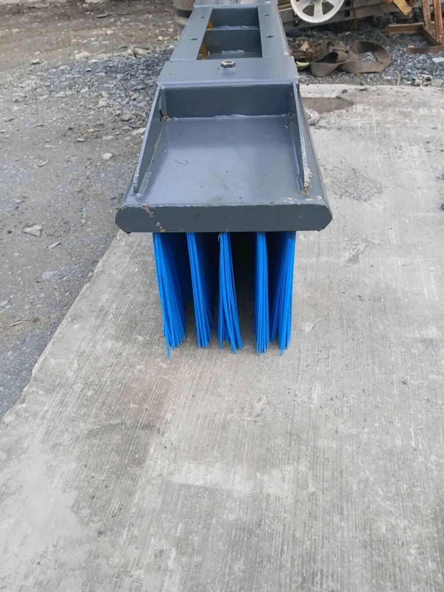 Forklift brush - Image 1