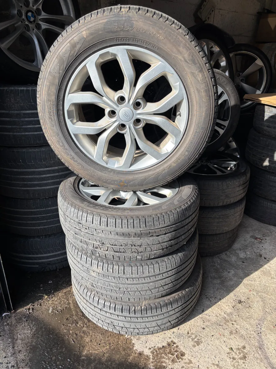 2020 Landrover discovery 19” Alloys