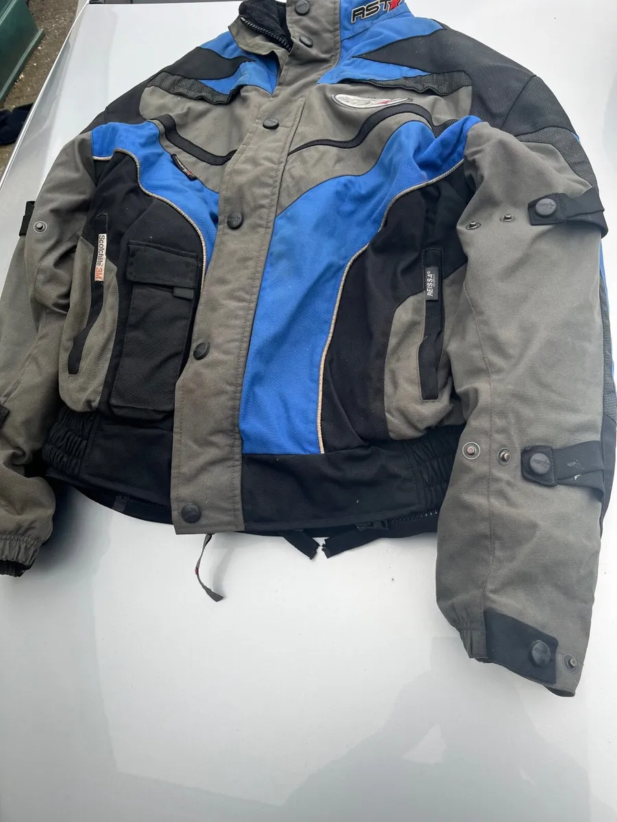 Motorcycle helmet and jacket - Image 3