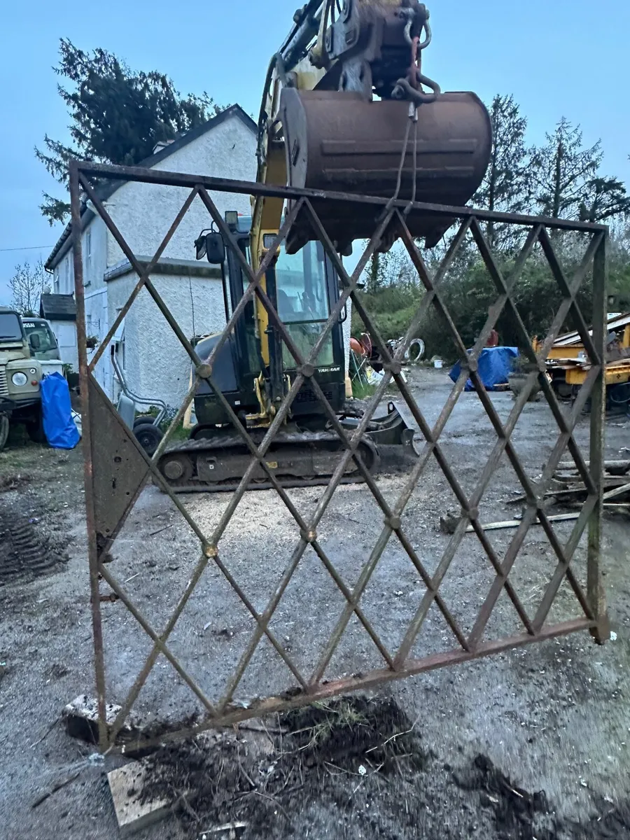 Antique gates - Image 4