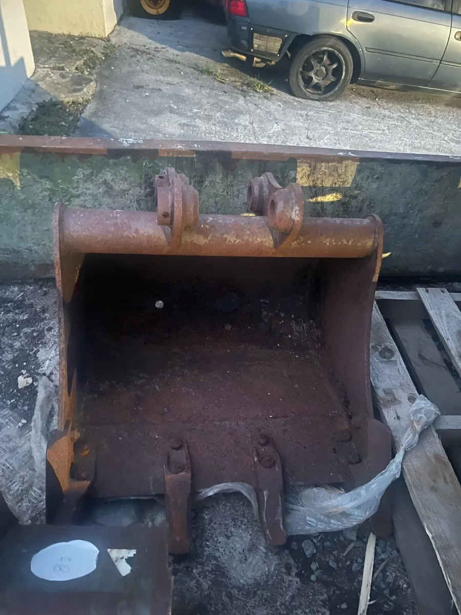 3 buckets, 2 tyres off baler, 8X5 car trailer - Image 3