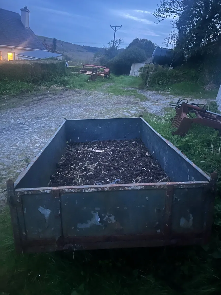 3 buckets, 2 tyres off baler, 8X5 car trailer - Image 4