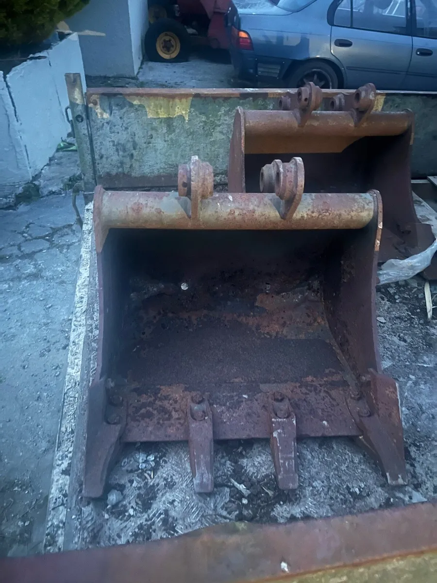 3 buckets, 2 tyres off baler, 8X5 car trailer - Image 2