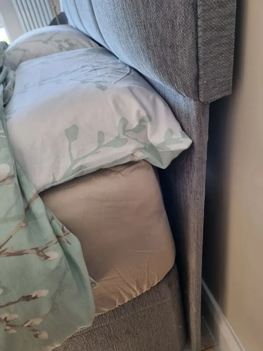 Kingsize floor standing head board - Image 3
