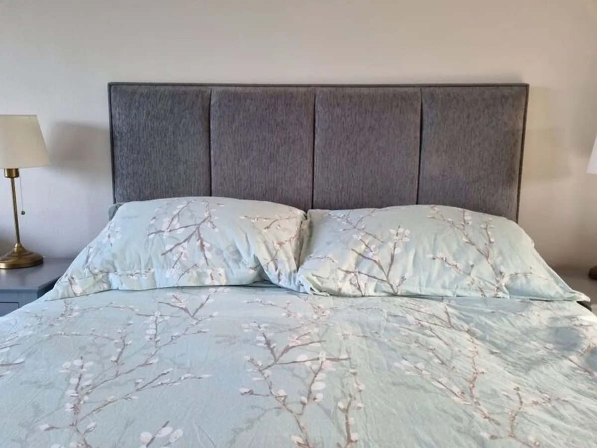 Kingsize floor standing head board - Image 1