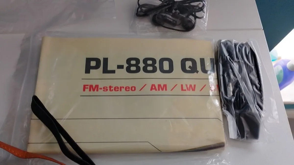 TECSUN WORLDBAND RADIO NEW - Image 4