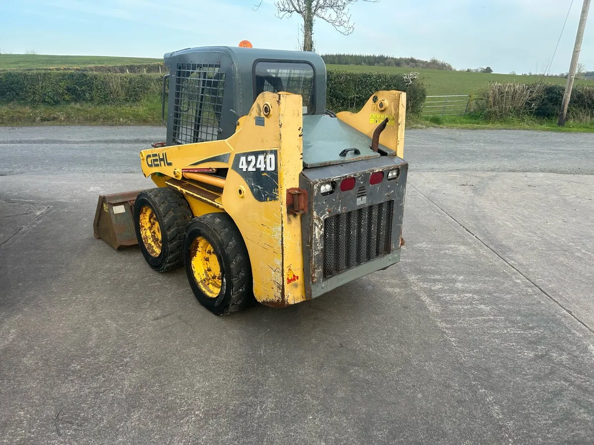 GEHL 4240 skid steer - Image 2