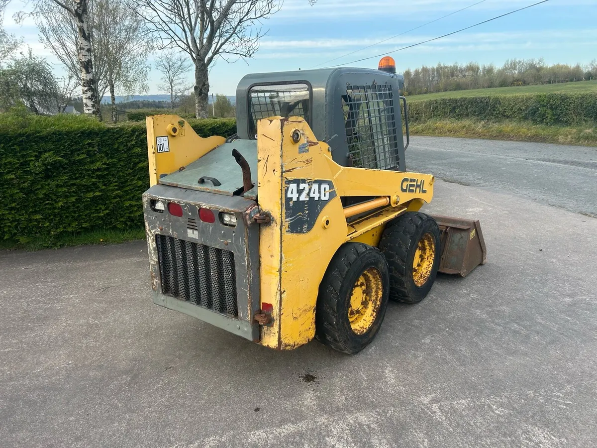 GEHL 4240 skid steer - Image 3